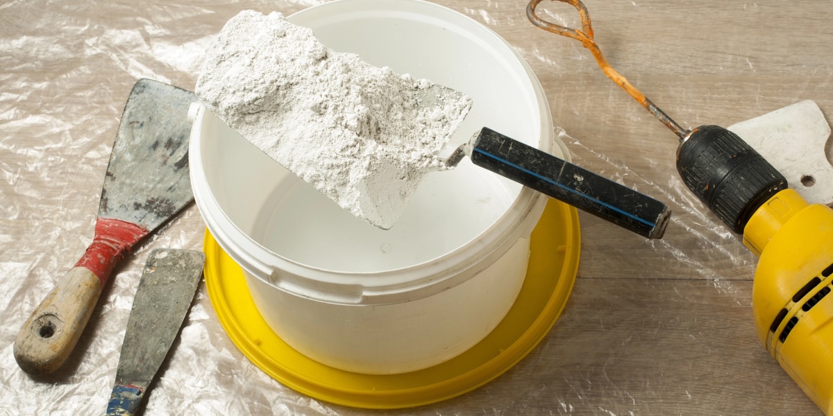 Kalkputz Material und Werkzeuge zur Verarbeitung auf Putzoberflächen