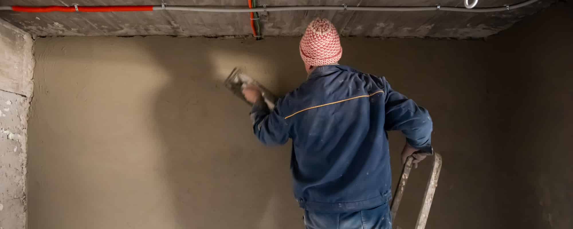 Armierung und mineralischer Oberputz werden mit der Glättkelle aufgezogen