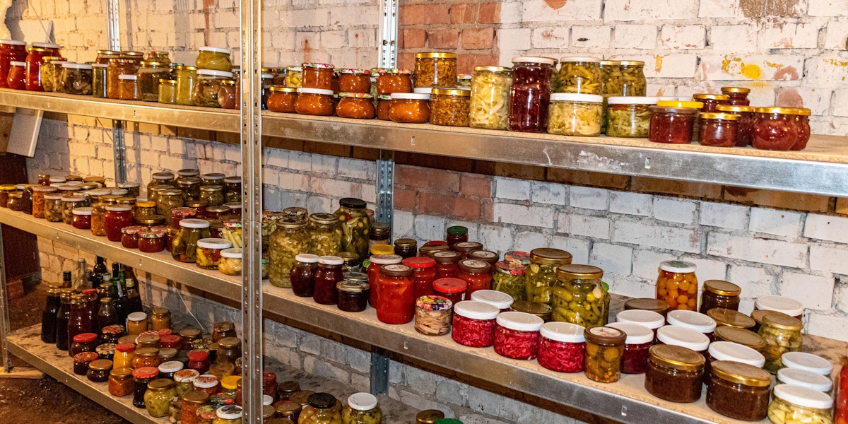 Lebensmittelaufbewahrung im feuchten Keller in Einmachgläsern