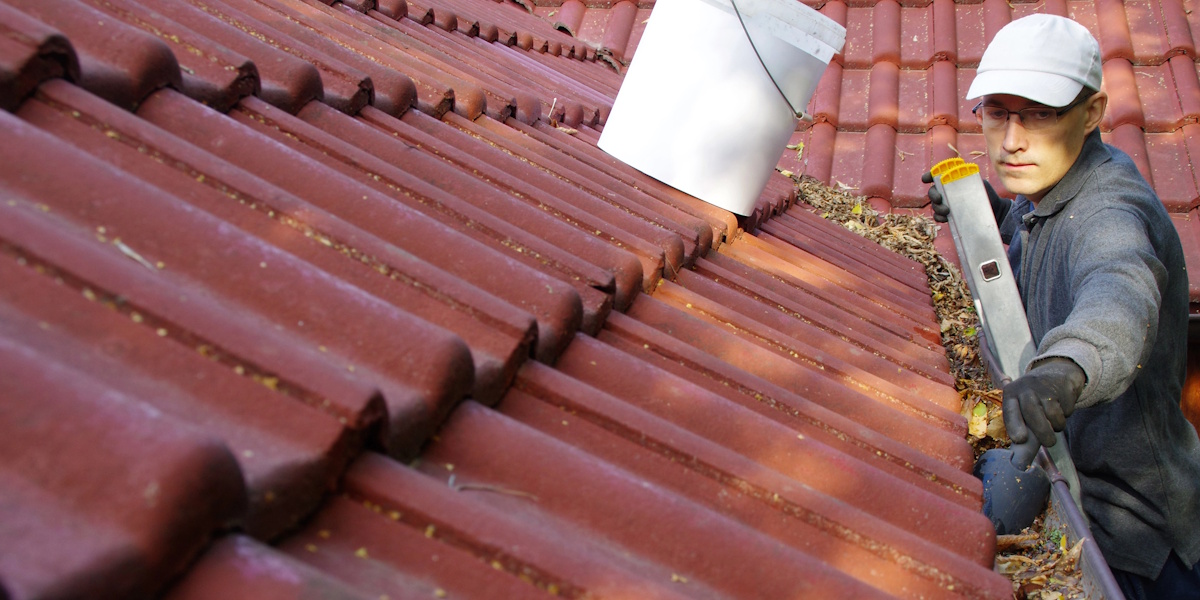 Dachrinnenreinigung als vorbeugende Maßnahme gegen überfluteten Keller