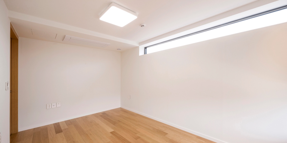 Kellerwand nass bei Regen_Versicherungsschutz Sanierter Kellerraum nach Abdichtung bei nasser Kellerwand durch Regen