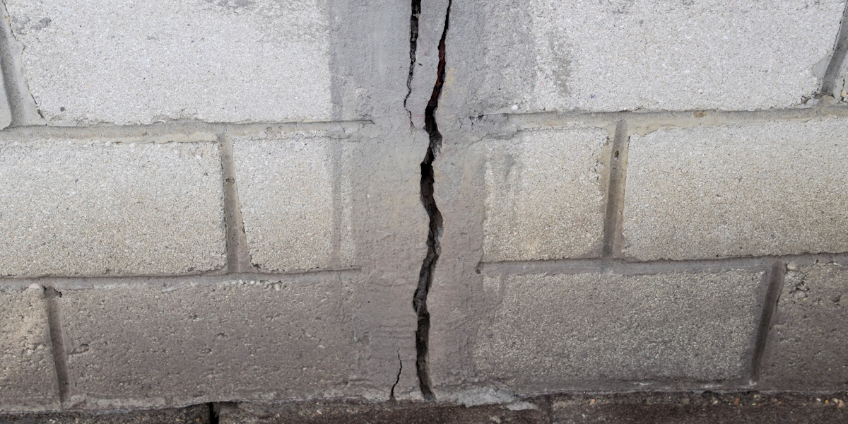 Kondensfeuchte im Keller begünstigt Risse und Feuchtespuren in der Wand