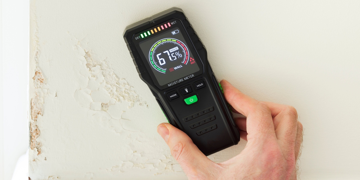 Messgerät zeigt hohe Luftfeuchtigkeit im Keller an