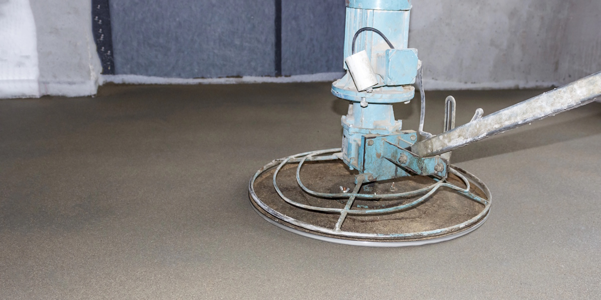 Maschinelle Bearbeitung des Estrichs zur Vorbereitung der Trocknung