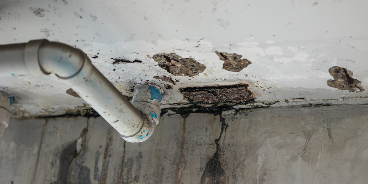 Korrodierte Wasserleitung als Ursache für Wasserschaden