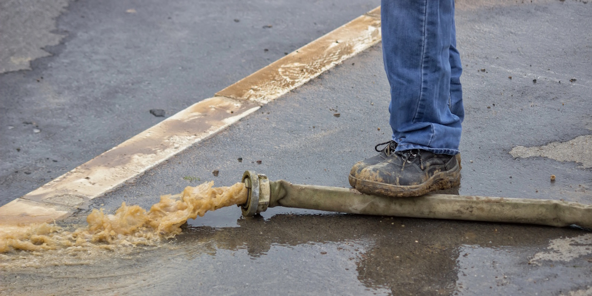 Abpumpen von verschmutztem Wasser nach Grundwasser-Hochwasser