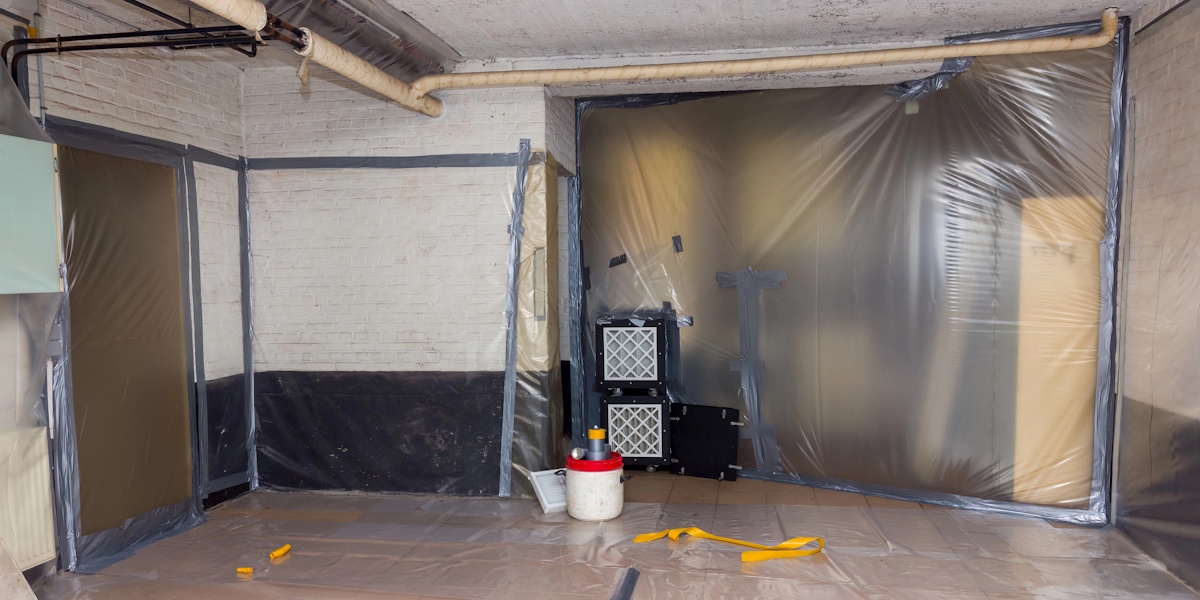 Grundwasser Keller Sickerschacht_Besonderheiten Abgeschotteter Kellerraum mit Bautrockner und Folien zur Trocknung nach Wassereintritt