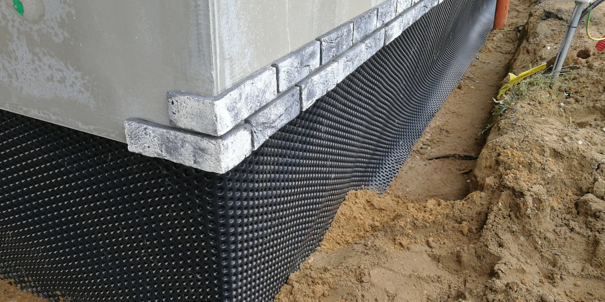 Haus ohne Keller Drainage_Erforderliche Materialien Noppenbahn zur Abdichtung und Drainage am Fundament eines Hauses ohne Keller