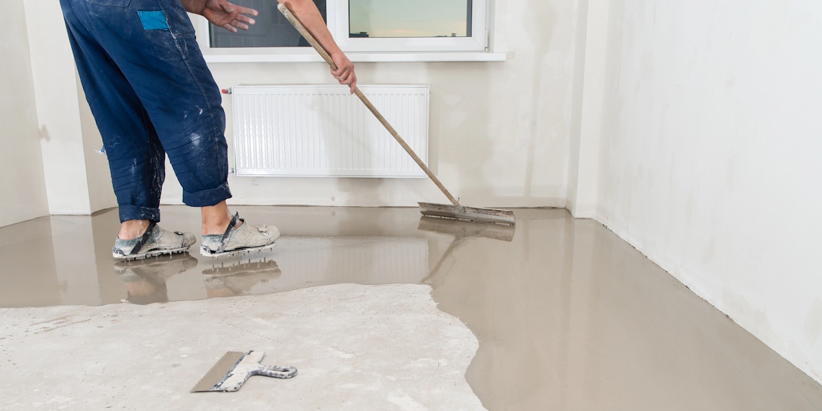 Haus ohne Keller Drainage_Praxisbeispiele Fließestrich wird im Erdgeschoss verteilt als Feuchteschutzschicht bei Haus ohne Keller