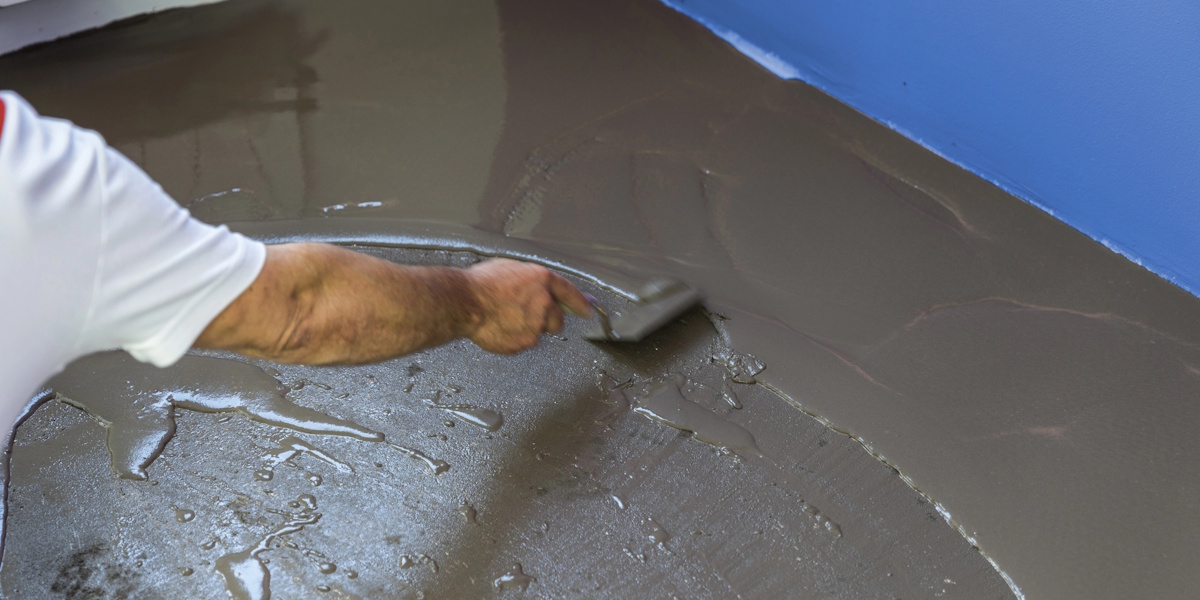 Aufbringen einer mineralischen Dichtungsschlämme auf Kellerboden