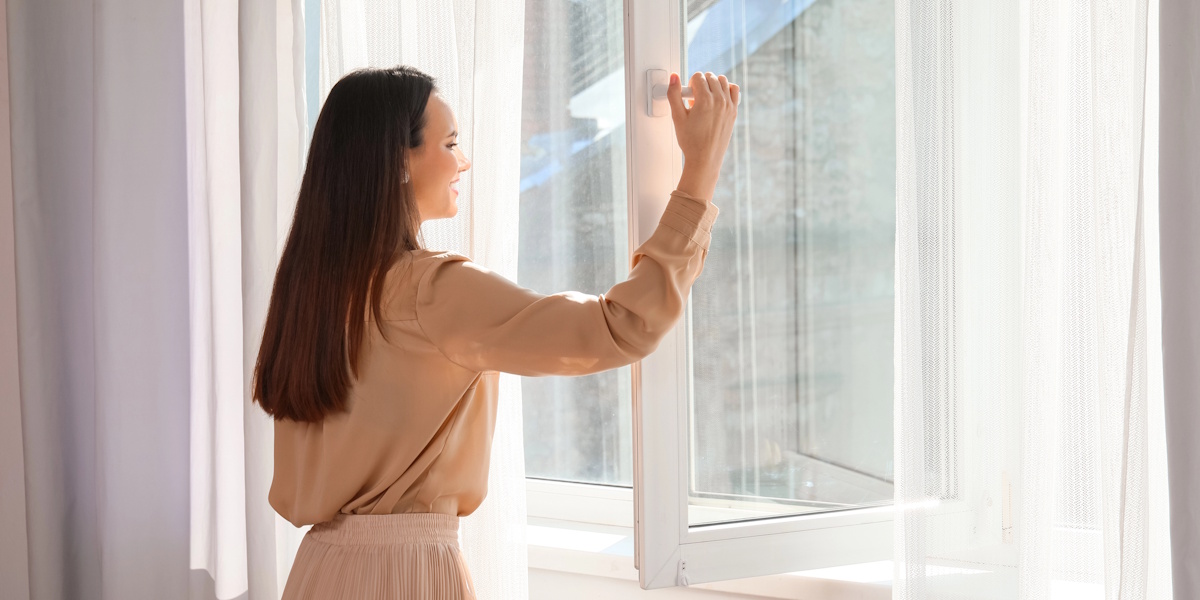 Stoßlüften gegen Schimmel im Haus durch geöffnetes Fenster