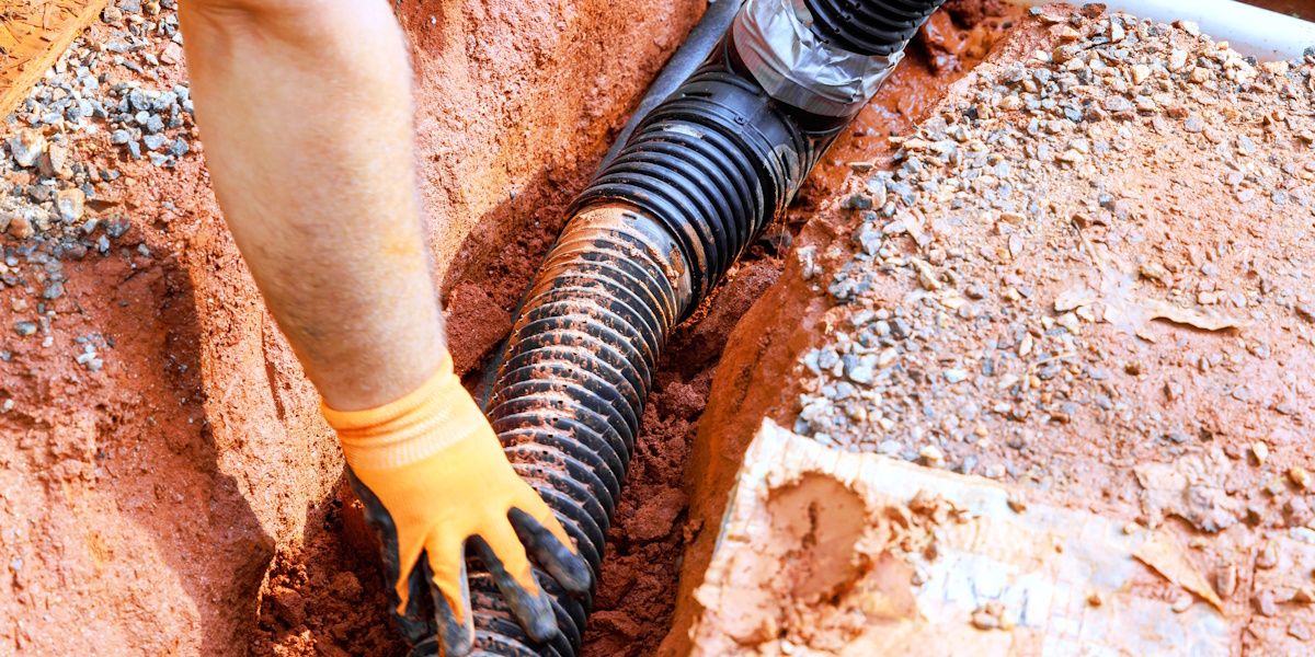 Trockenlegung Firma_Drainage Verlegung eines Dränagerohrs zur Trockenlegung und Ableitung von Bodenfeuchtigkeit