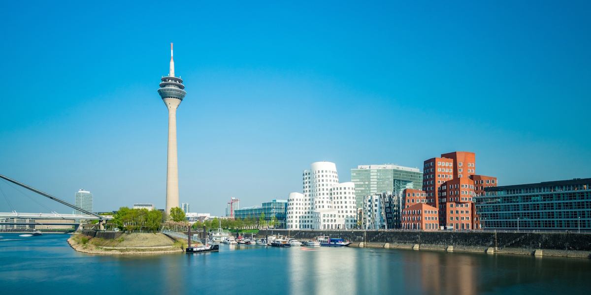 Wasserschäden Düsseldorf_Ursachen Düsseldorf Stadtansicht mit Rheinturm als Einsatzgebiet bei Wasserschäden