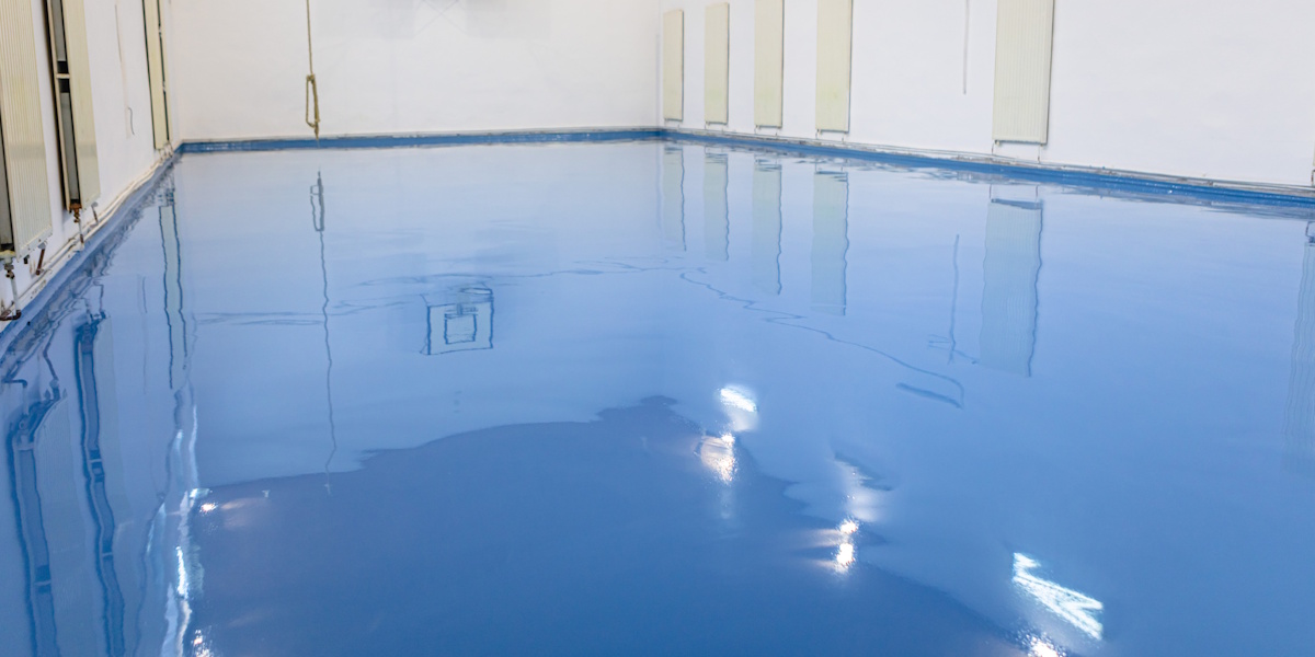 Flüssigharz zum Abdichten_Schritt Fertig beschichteter Boden mit blauer Flüssigharz-Abdichtung als fugenlose Schutzschicht
