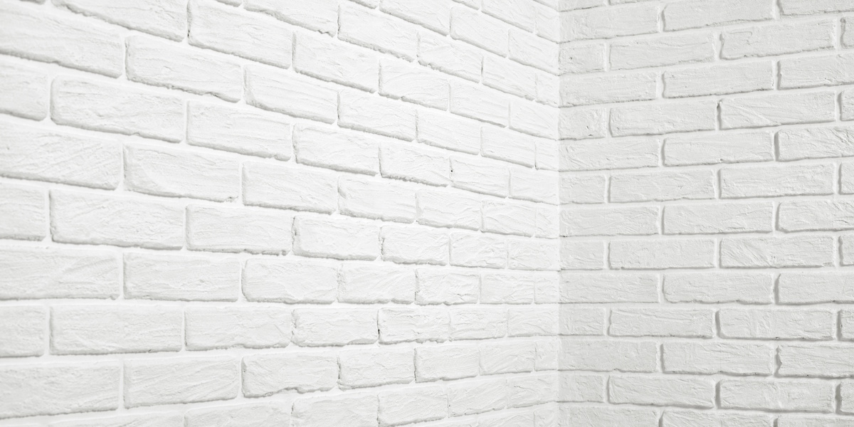 Trockene weiß gestrichene Kalksandsteinwand als Beispiel für saniertes und feuchtefreies Mauerwerk