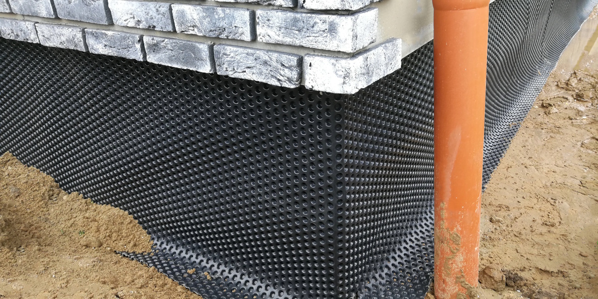 Noppenbahn als Abdichtungsschutz am Fundament gegen Feuchtigkeit und Salze im Mauerwerk