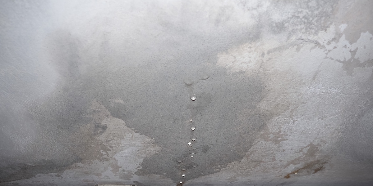 Feuchtigkeitsschaden an Innenwand mit Wasserflecken und Tropfenbildung