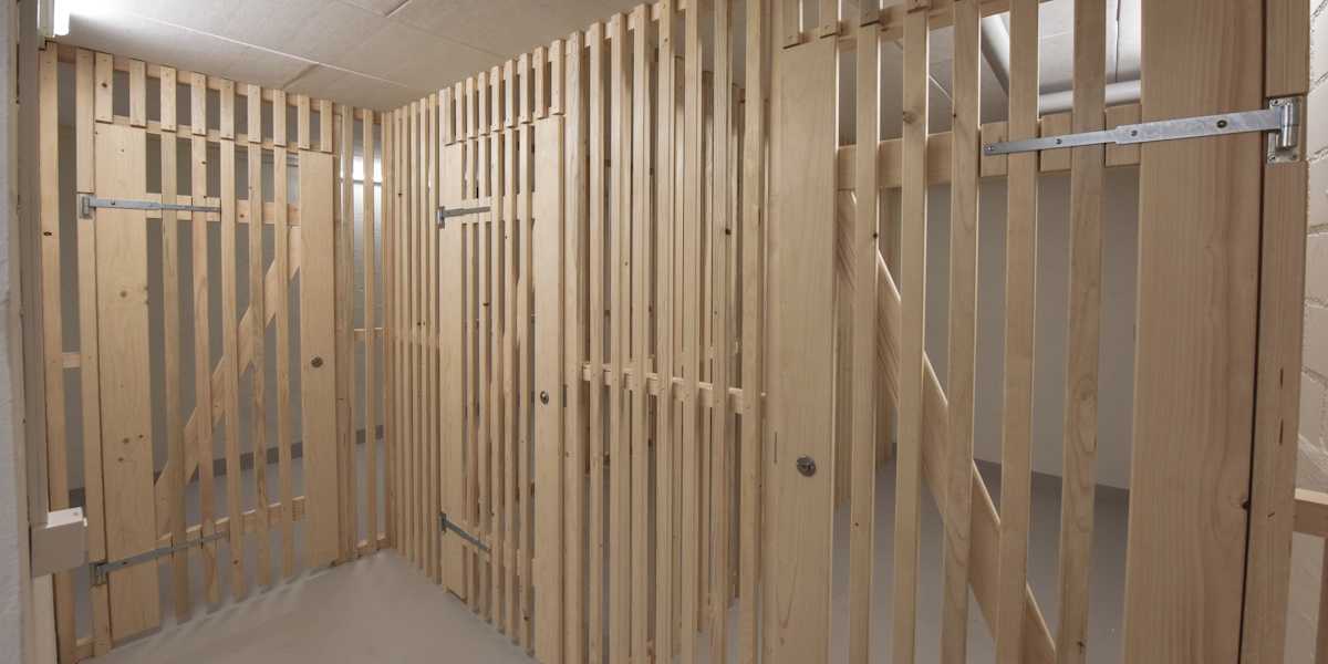 Kellerraum mit Holztrennwänden und einzelnen Abteilen