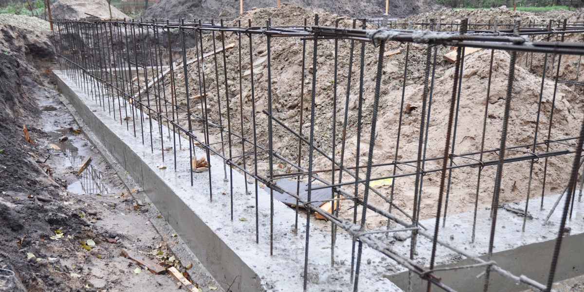 Bewehrungskörbe für Fundament und Bodenplatte auf einer Baustelle