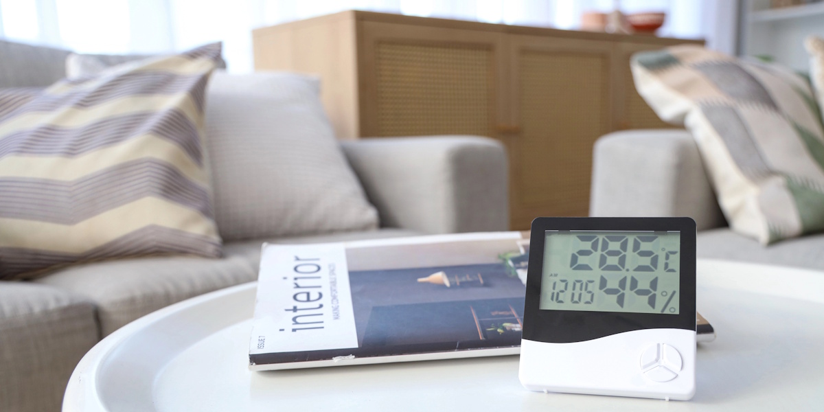 Hygrometer im Wohnraum zur Kontrolle von Temperatur und Luftfeuchtigkeit