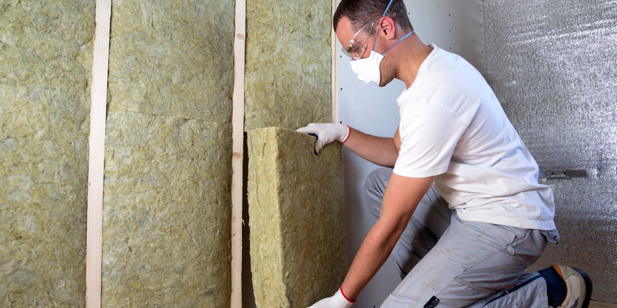Handwerker montiert Innendämmung mit Mineralwolle